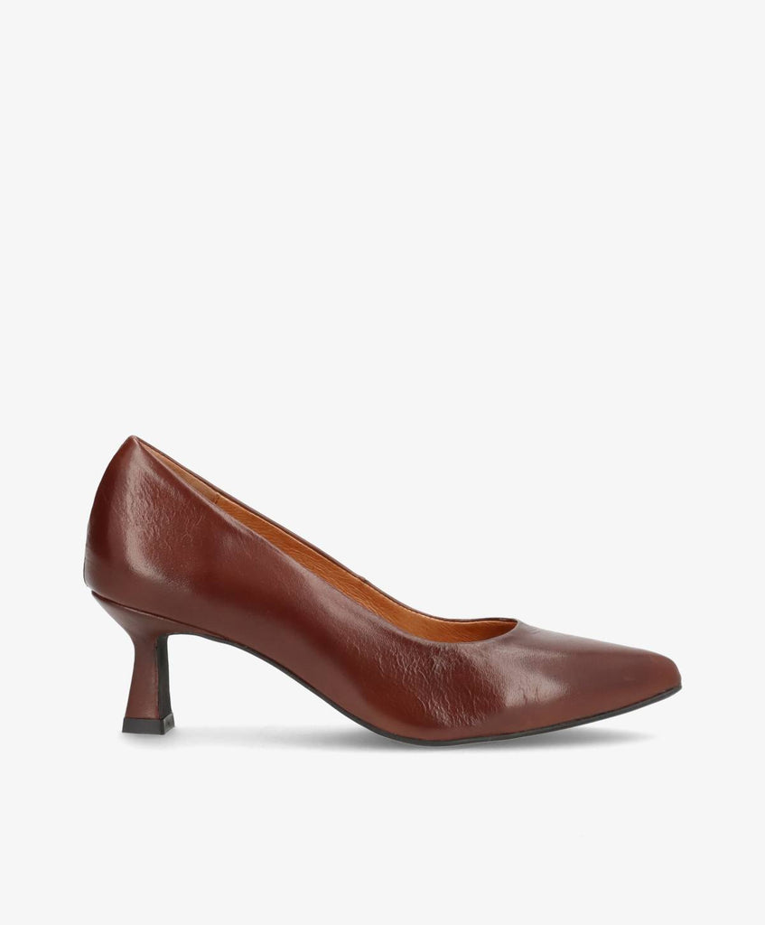 Mørkebrune skindpumps fra Shoedesign Copenhagen med spids snude og kantet hæl.