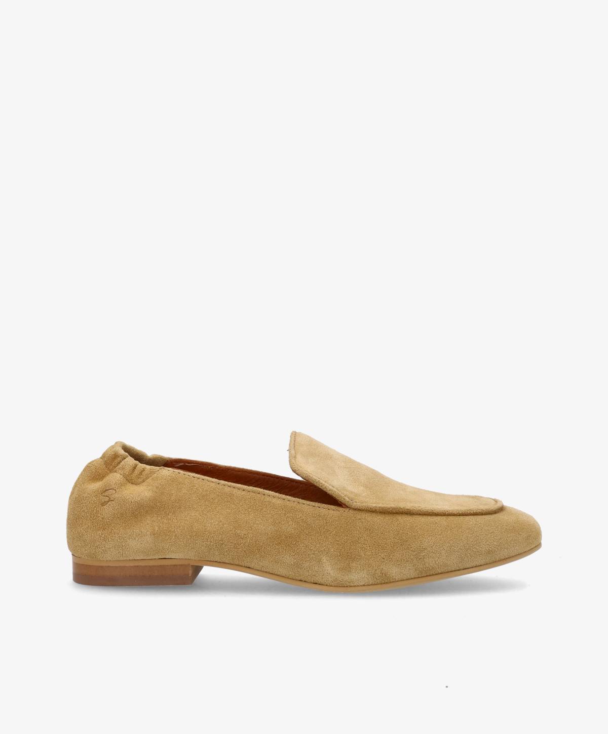 Beige ruskindsloafers fra Shoedesign Copenhagen med spids snude og elastik ved anklen.