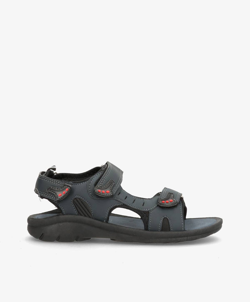 Sort sandal med justerbare stropper og rød detaljering, set fra siden.