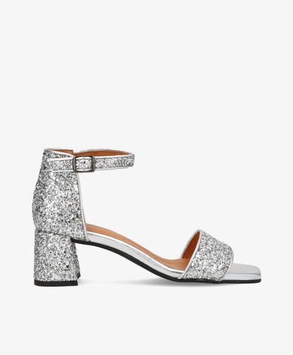 Glittersandal i sølv fra Shoedesign Copenhagen med justerbar ankelrem og hæl.