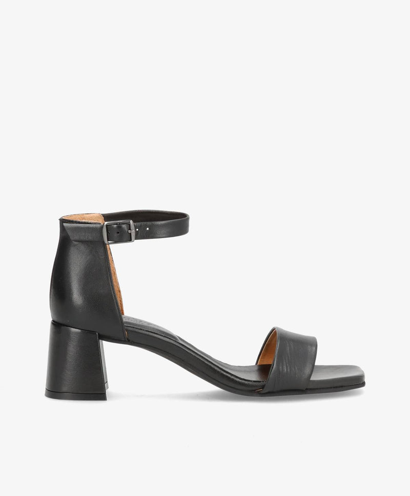 Skindsandal fra Shoedesign Copenhagen med justerbar ankelrem og hæl.