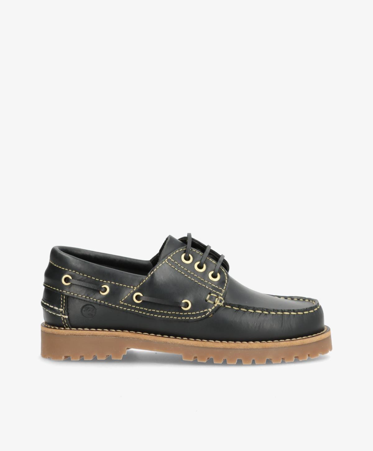 Sort sejlersko i læder med guldfarvede metaløjer og kontrastsyninger, solid gummisål og klassisk snøredesign – en moderne fortolkning af den ikoniske saylor shoe fra phenumb copenhagen.