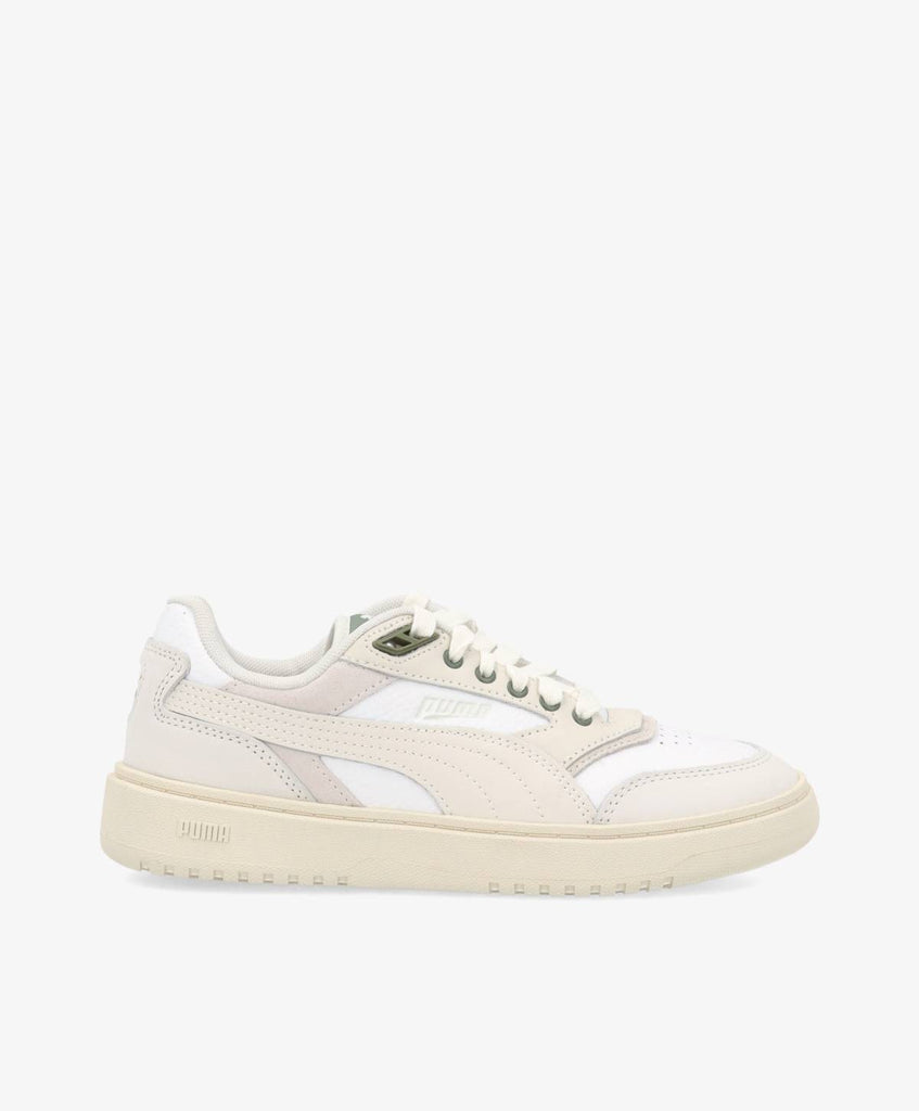 Hvide PUMA sneakers med snørebånd og beige detaljer.