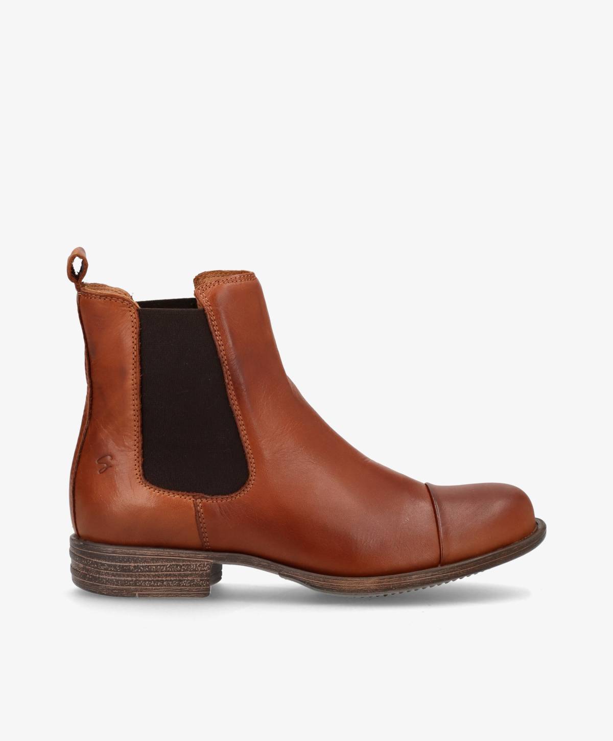 Kort skindstøvle i cognac fra Shoedesign Copenhagen med bund i trælook.