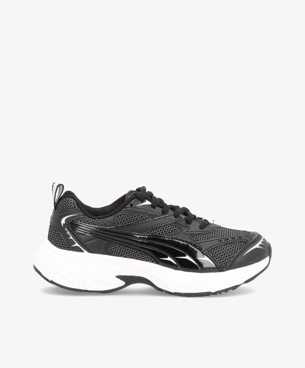 Sorte, sporty PUMA sneakers med chunky, hvid bund.