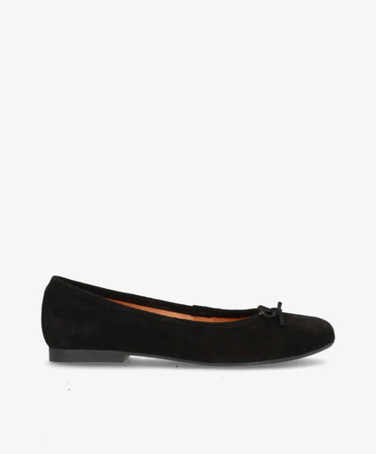 Sort ballerina-sko i ruskind med en lille sløjfe på snuden, set fra siden mod en hvid baggrund.