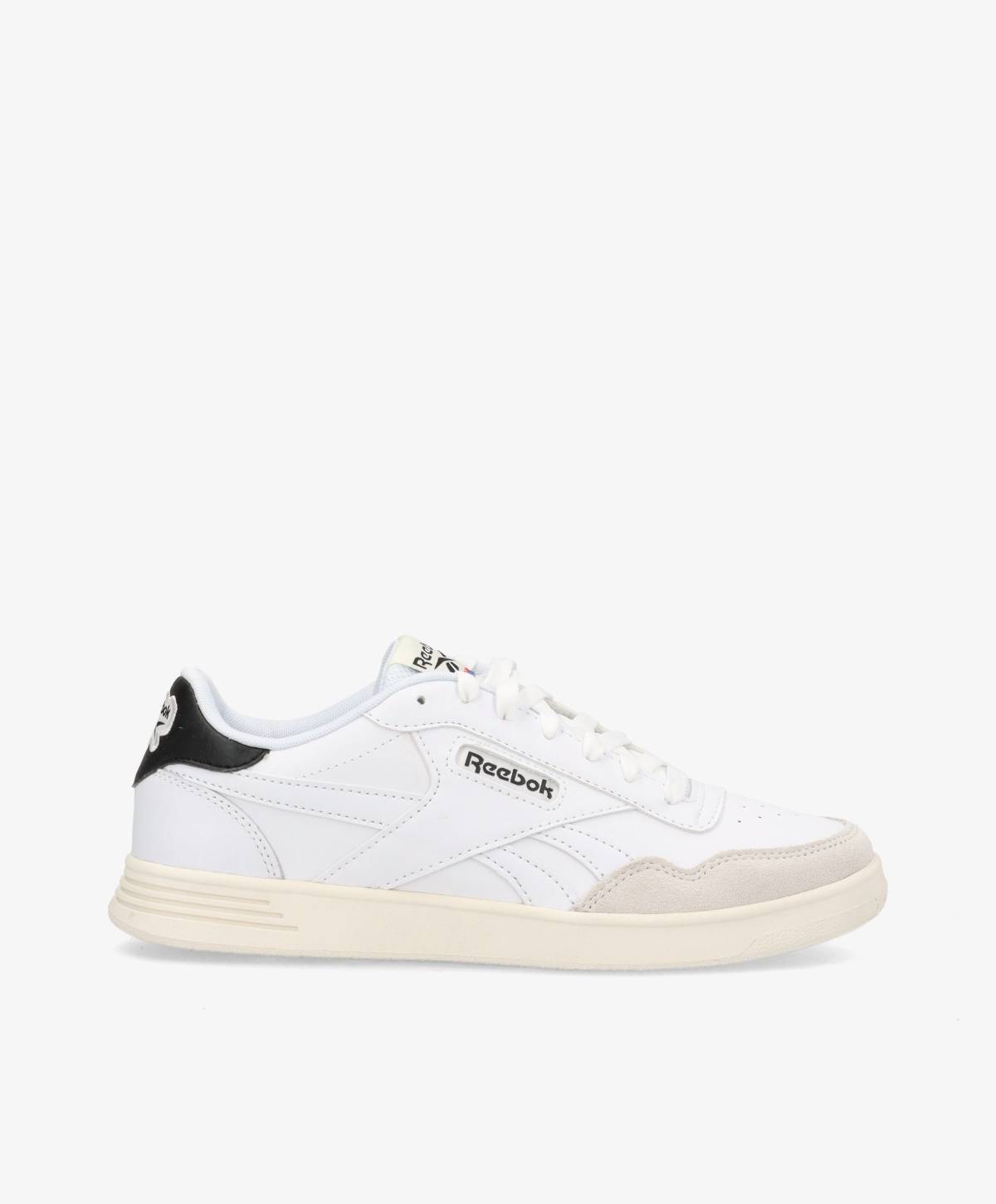 Hvide Reebok sneakers med flerfarvede detaljer foran og bagtil.