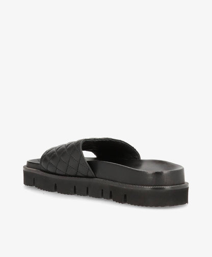 Sort læder sandal med quiltet design og tyk sål, set fra siden.