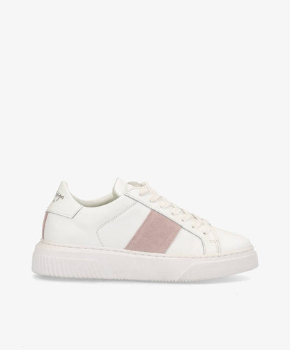 Hvid sneaker med lyserød stribe på siden og hvid sål.
