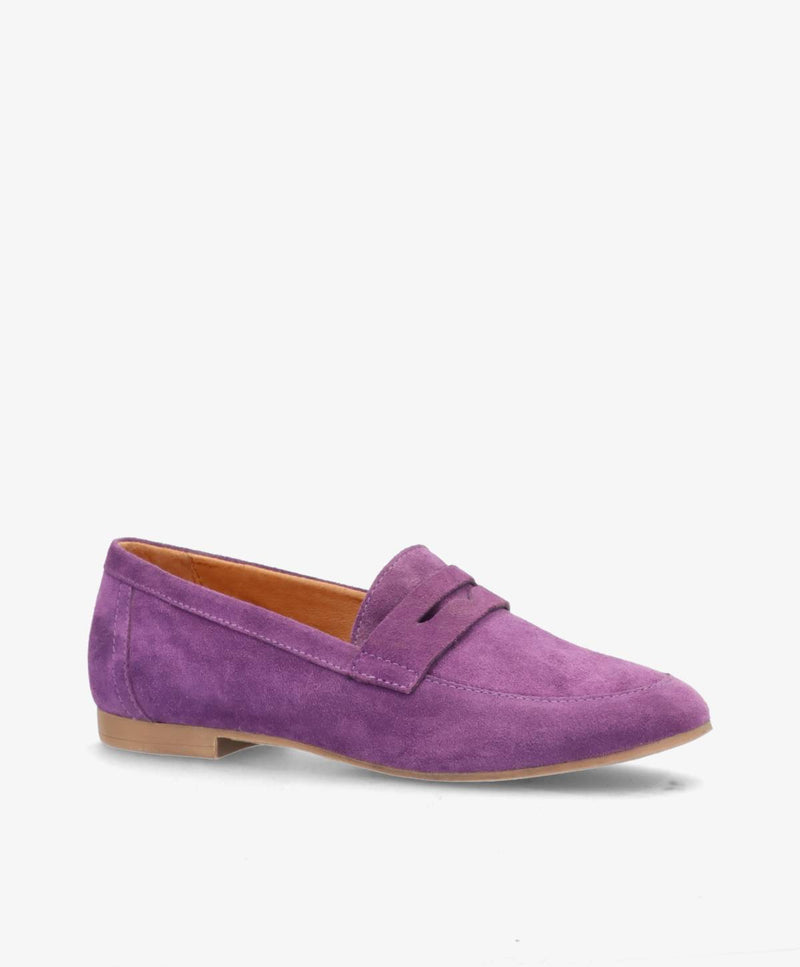 Lilla ruskind loafers med flad hæl og brun sål.