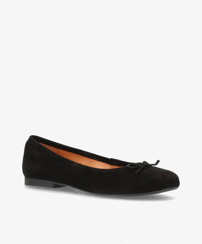 Sort ballerina-sko i ruskind med en lille sløjfe på snuden, set fra siden.