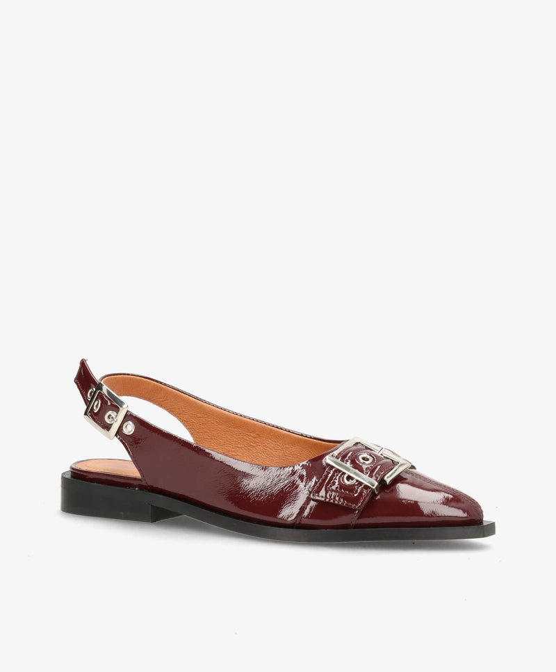 Bordeauxfarvet slingback-sko med spids tå og dekorative spænder.