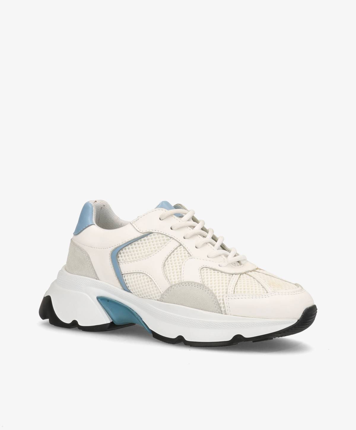 Hvid sneaker med blå og grå detaljer, tyk sål og snørebånd.
