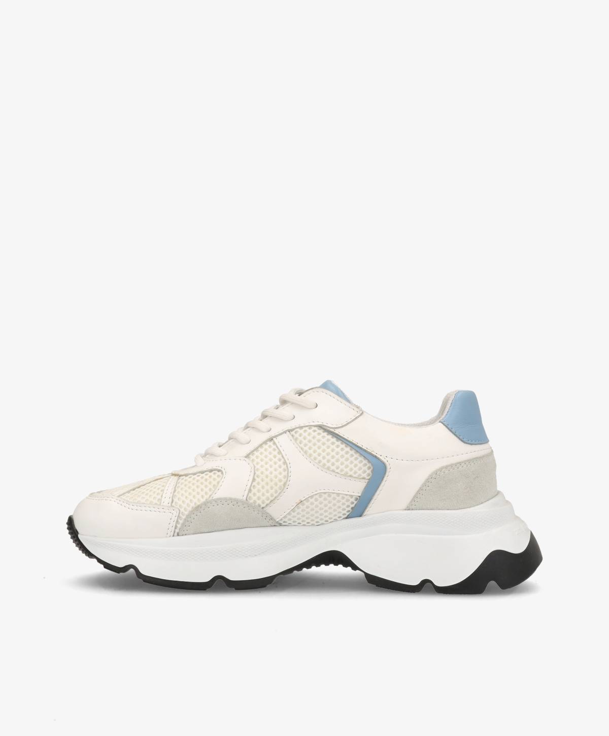 Hvid sneaker med blå og grå detaljer, tyk sort og hvid sål, set fra siden.