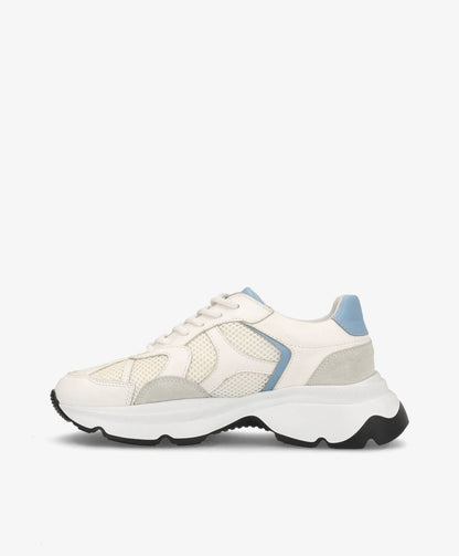 Hvid sneaker med blå og grå detaljer, tyk sort og hvid sål, set fra siden.