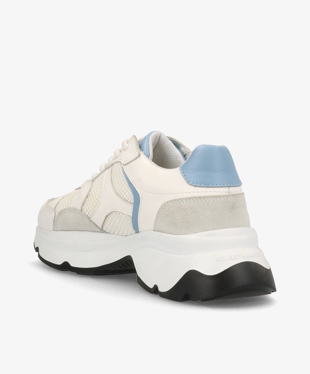 Hvid og lyseblå sneaker med tyk sål og sort bund, set fra siden og bagfra.
