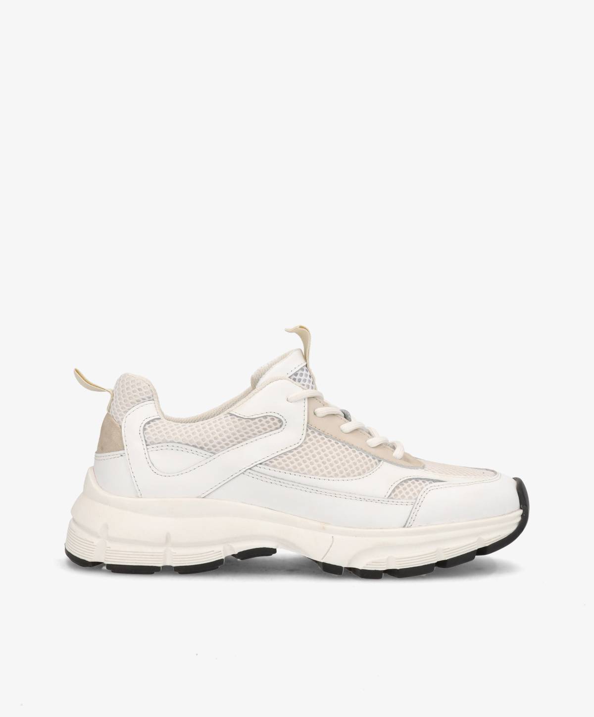 Hvid sneaker med tyk sål og beige detaljer, set fra siden mod en hvid baggrund.