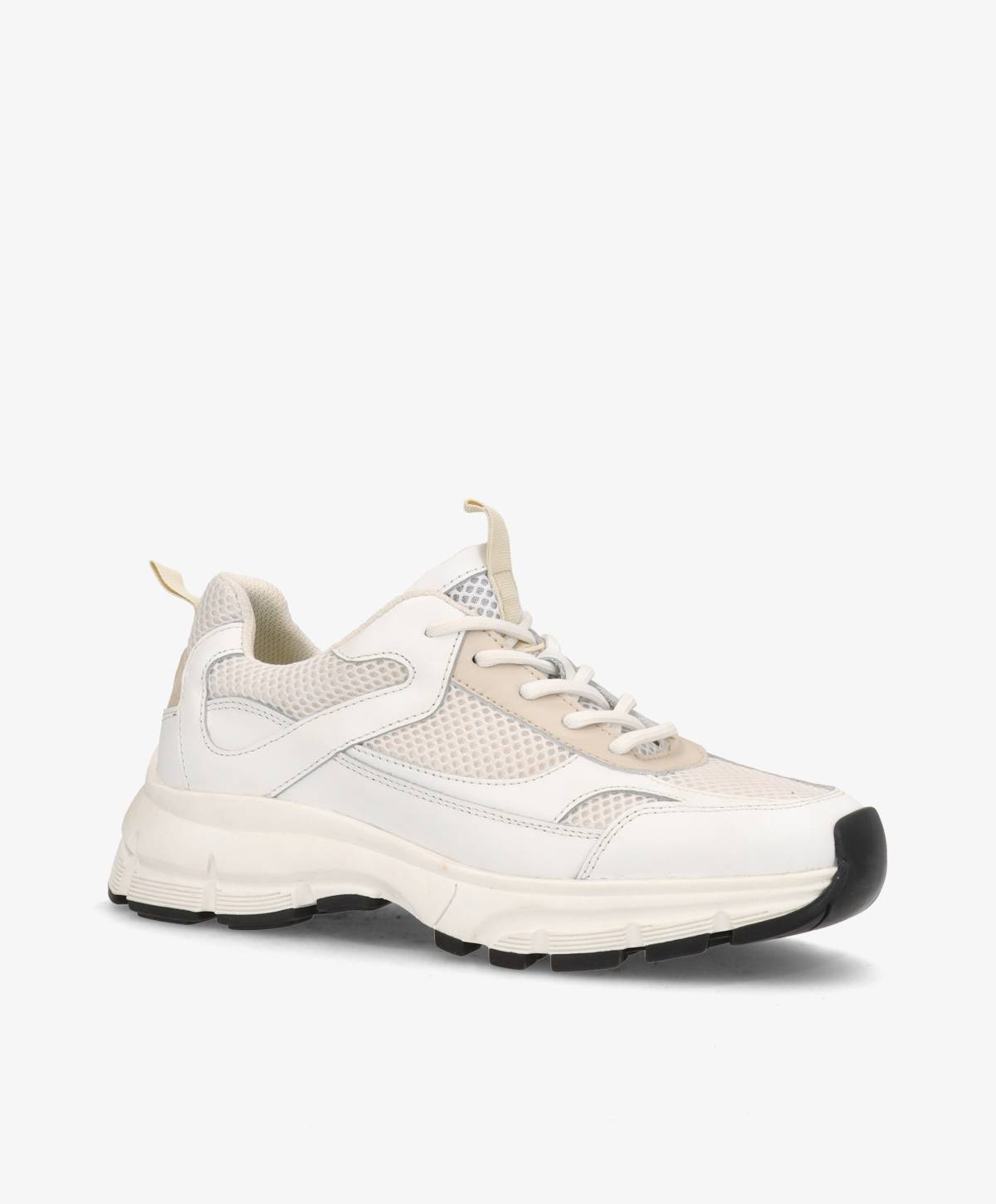 Hvid sneaker med tyk sål og snørebånd, set fra siden.
