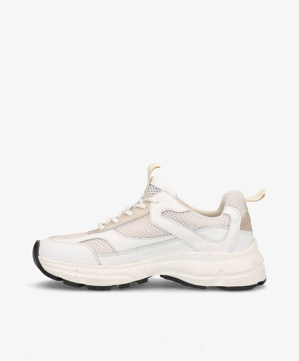 Hvid sneaker med tyk sål og sorte detaljer på bunden, set fra siden mod en hvid baggrund.