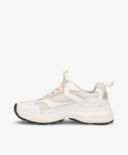 Hvid sneaker med tyk sål og sorte detaljer på bunden, set fra siden mod en hvid baggrund.
