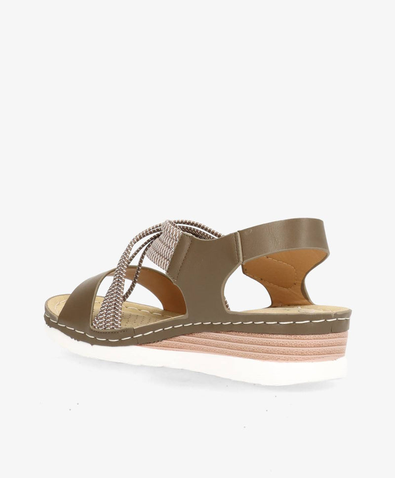 Brun sandal med flettede stropper og kilehæl, set fra siden.