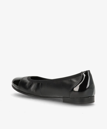 Sort ballerina-sko i læder set fra siden med en lav hæl og rund tå.