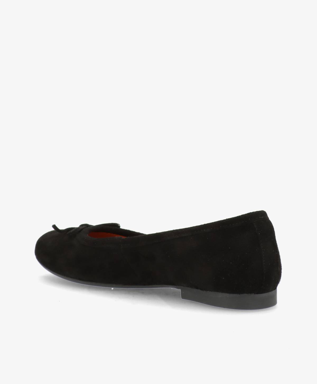 Sort ballerina-sko i ruskind med en lille sløjfe på snuden, set fra siden mod en hvid baggrund.
