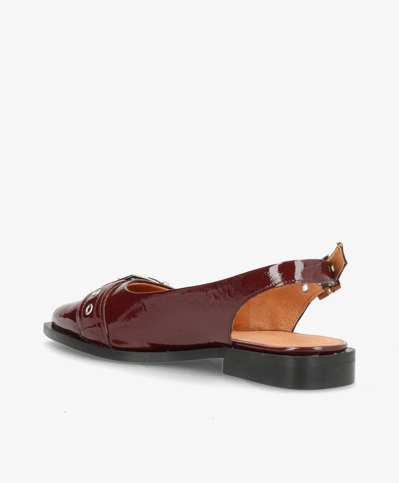 Brun laklæder sandal med åben hæl og justerbar rem.