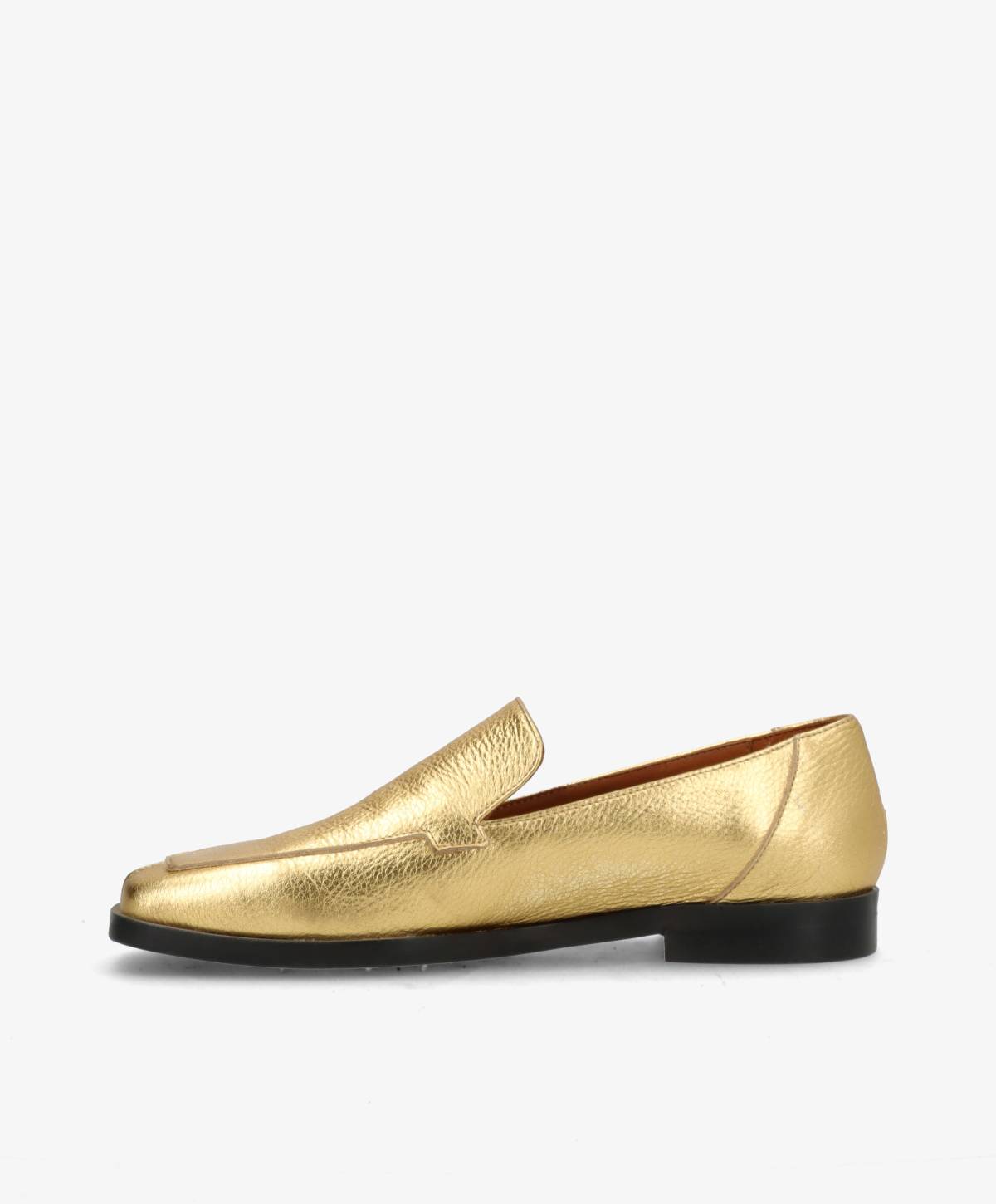 Guld loafers med sort sål på hvid baggrund.