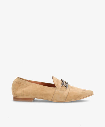 Beige loafersko med kædedetalje på oversiden, set fra siden mod en hvid baggrund.