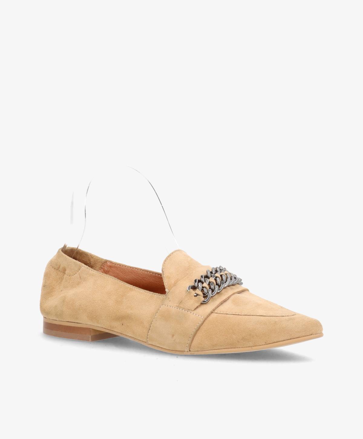 Beige loafersko med spids tå og dekorativ kæde på toppen, set fra siden.