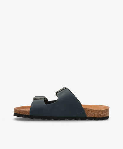 Sort sandal med brun sål og to remme, set fra siden.