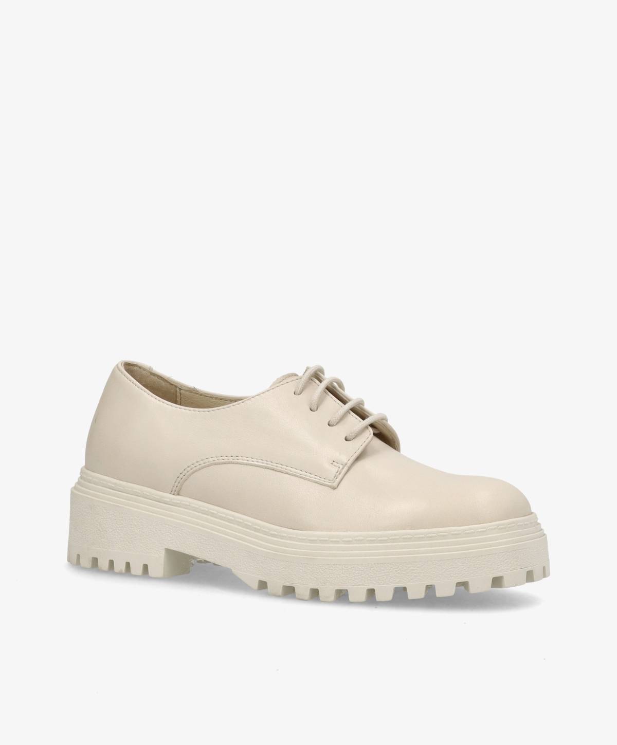 Beige snøresko med tyk sål og lav hæl på hvid baggrund.