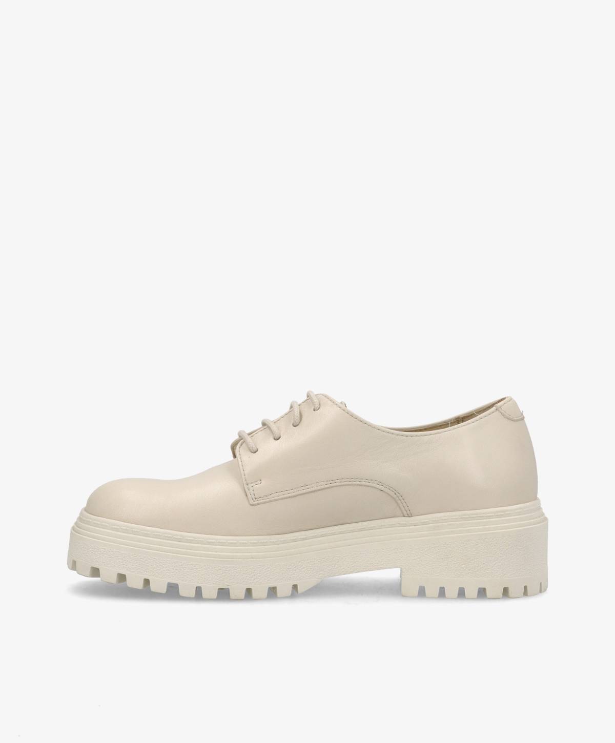 Beige snøresko med tyk, rillet sål på hvid baggrund.