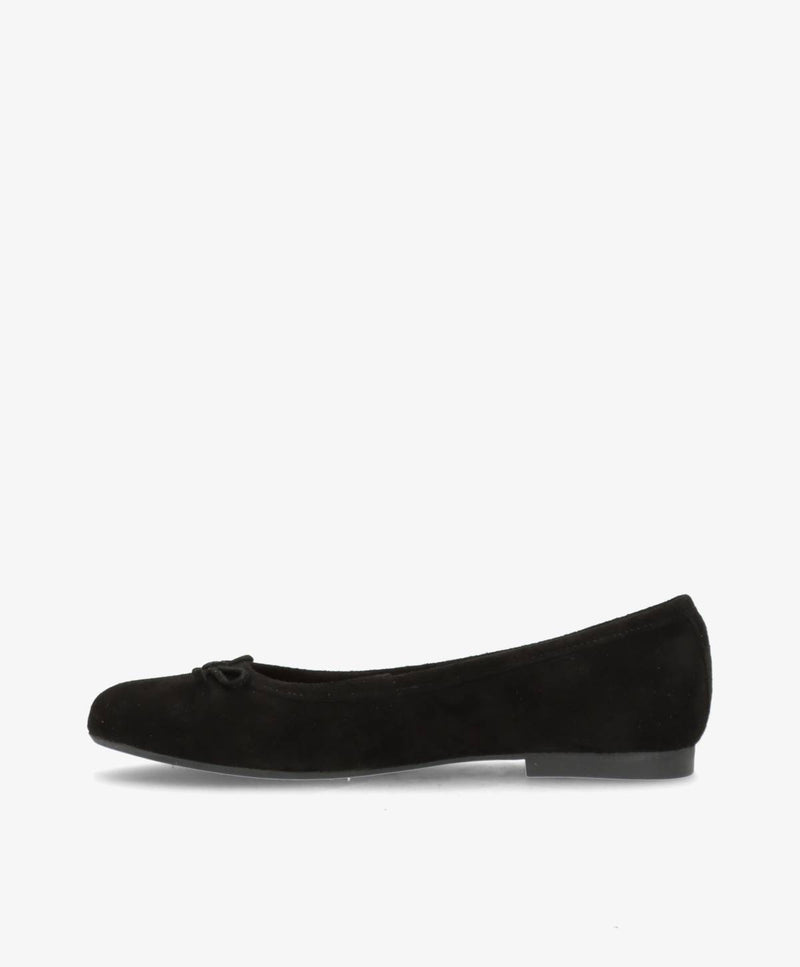Sort ballerina-sko i ruskind med en lille sløjfe på snuden, set fra siden mod en hvid baggrund.