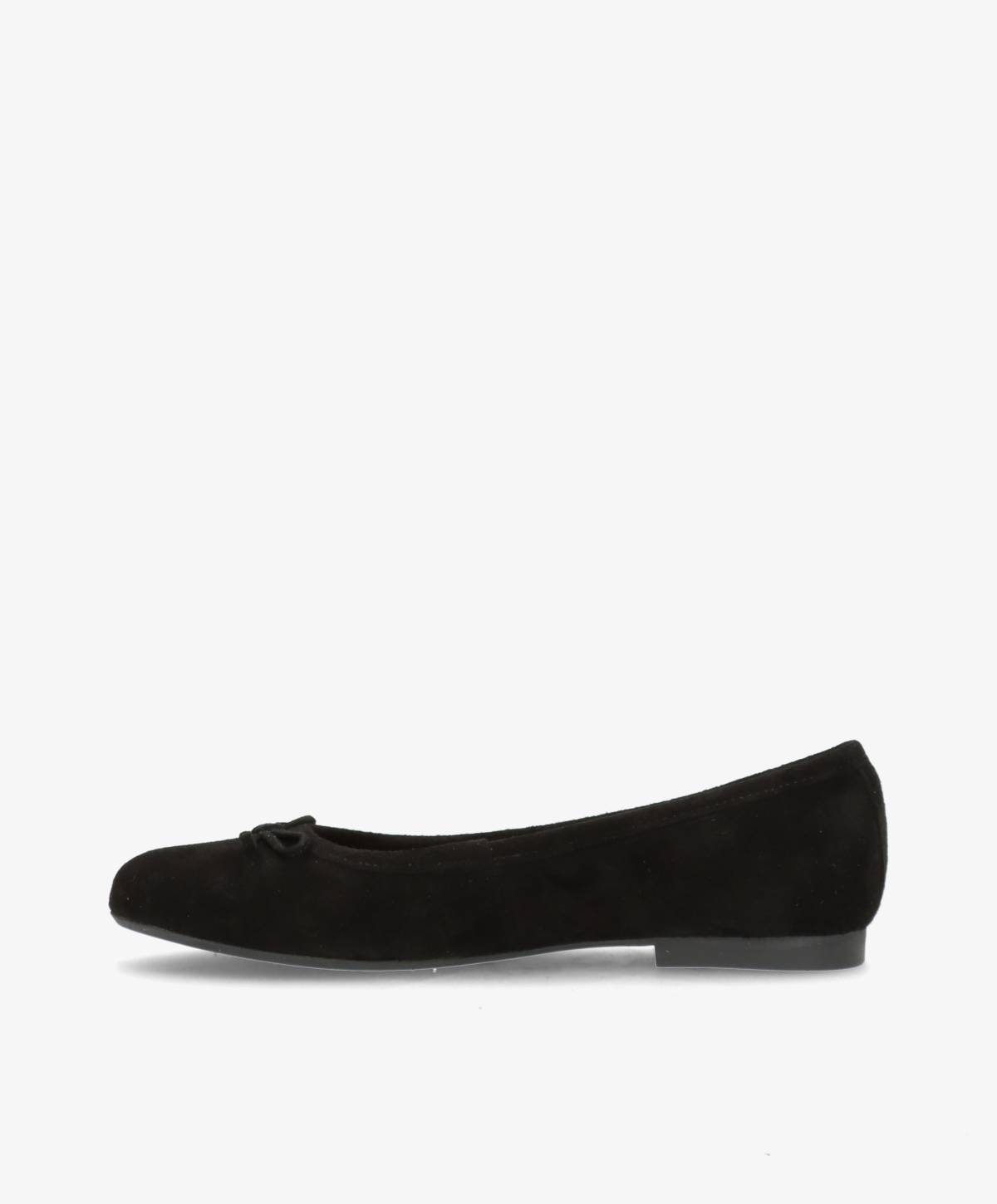 Sort ballerina-sko i ruskind med en lille sløjfe på snuden, set fra siden mod en hvid baggrund.
