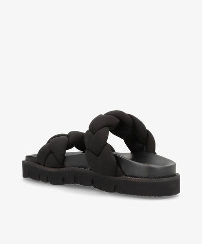 Sort sandal med flettede stropper og tyk sål.