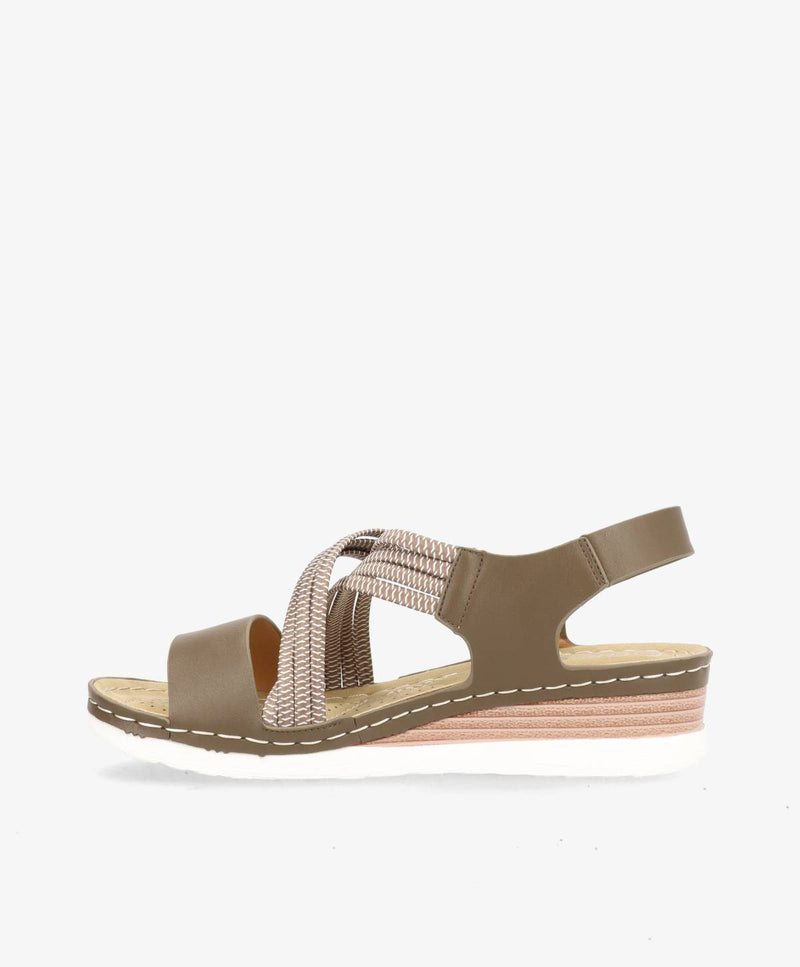 Brun sandal med elastiske stropper og kilehæl, set fra siden.