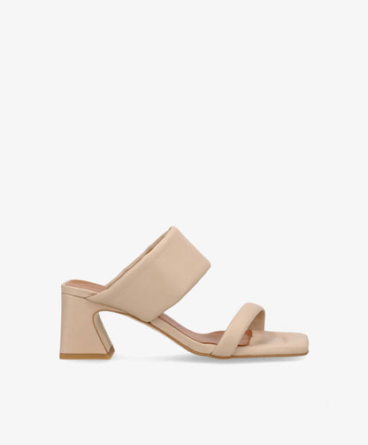 Feminin sandal fra phenumb i et beige skind med to remme.