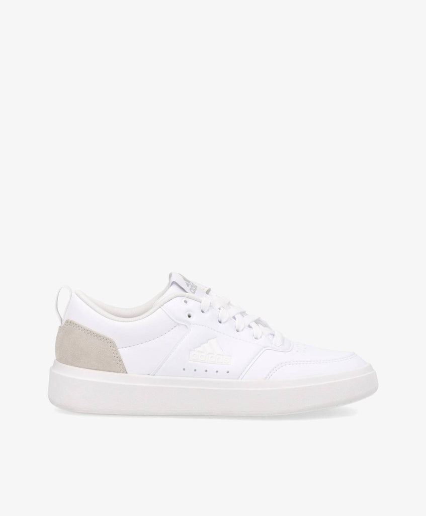 Hvide sneakers fra Adidas med logo på siden.