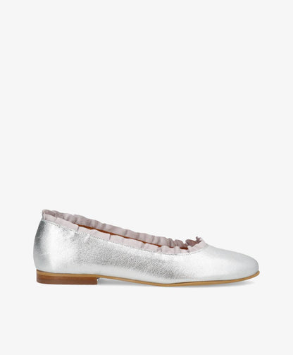 Sølv ballerinaer fra Shoedesign Copenhagen med flæsekant.