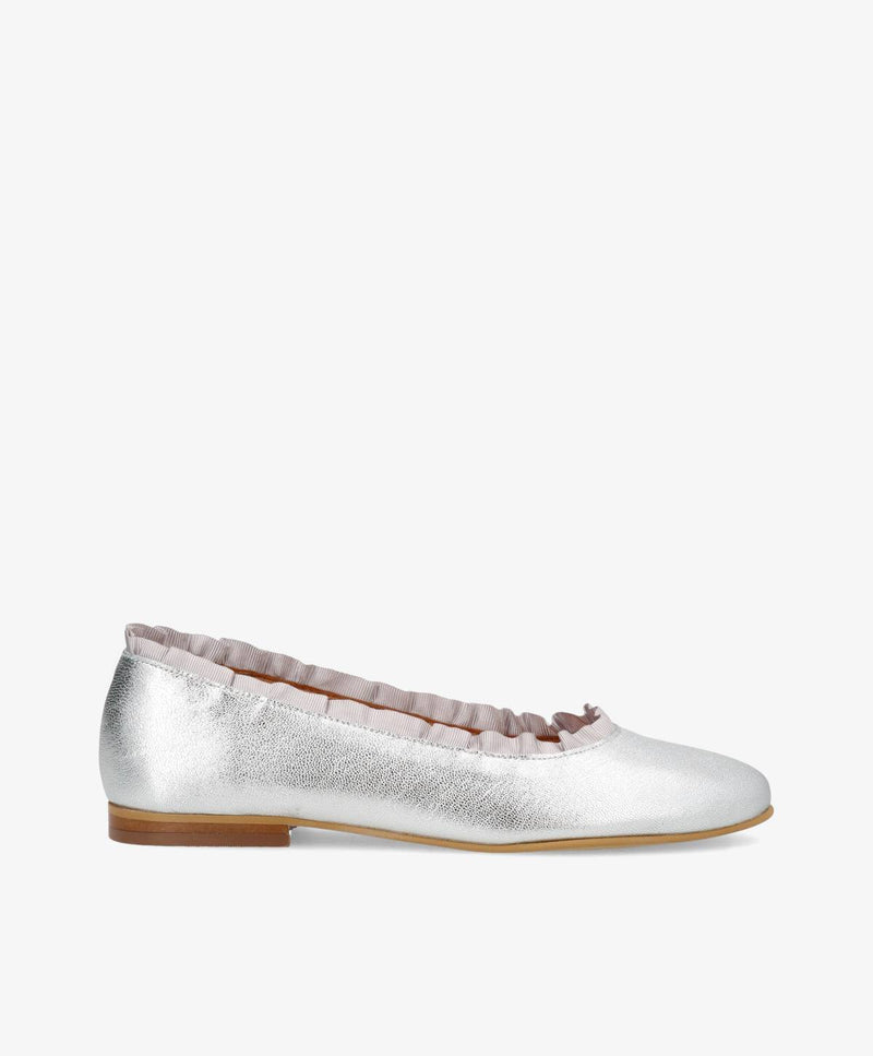 Sølv ballerinaer fra Shoedesign Copenhagen med flæsekant.