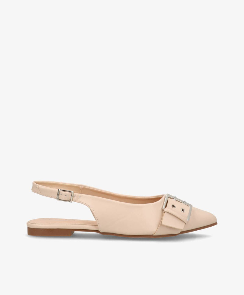 Beige slingback sko med spids tå og dekorativ spænde på forsiden.