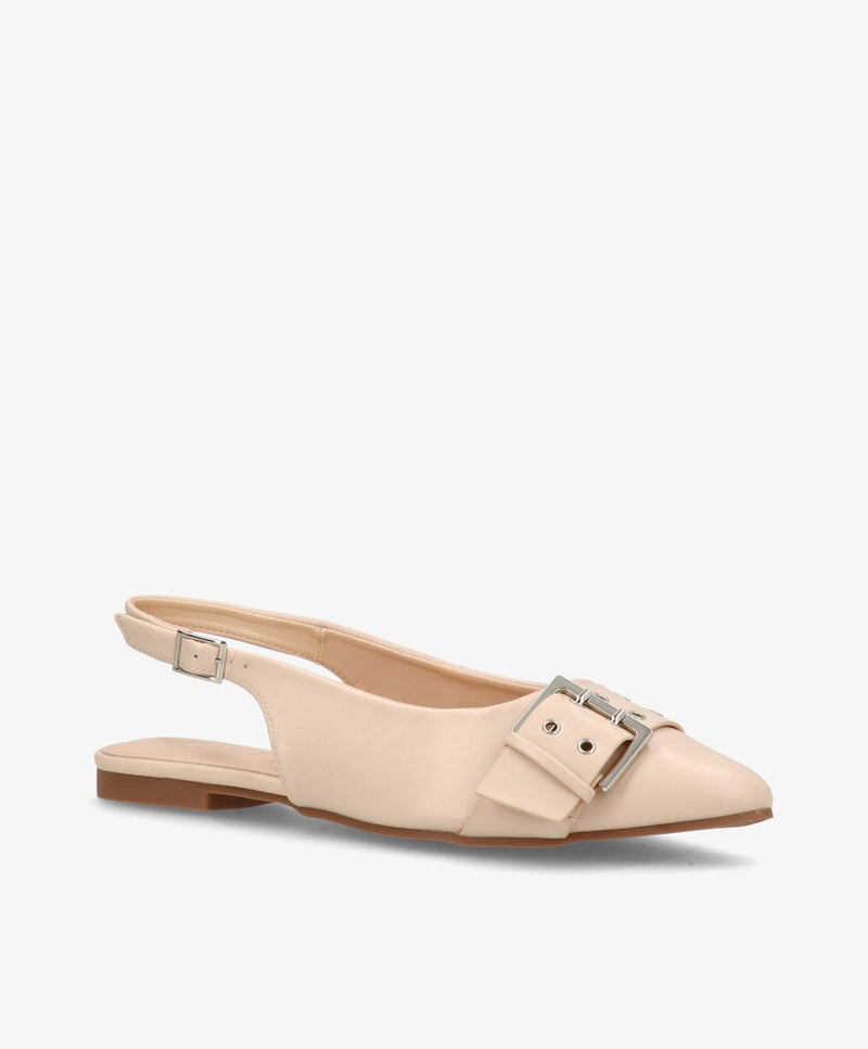 Beige slingback-sko med spids tå og dekorativt spænde.