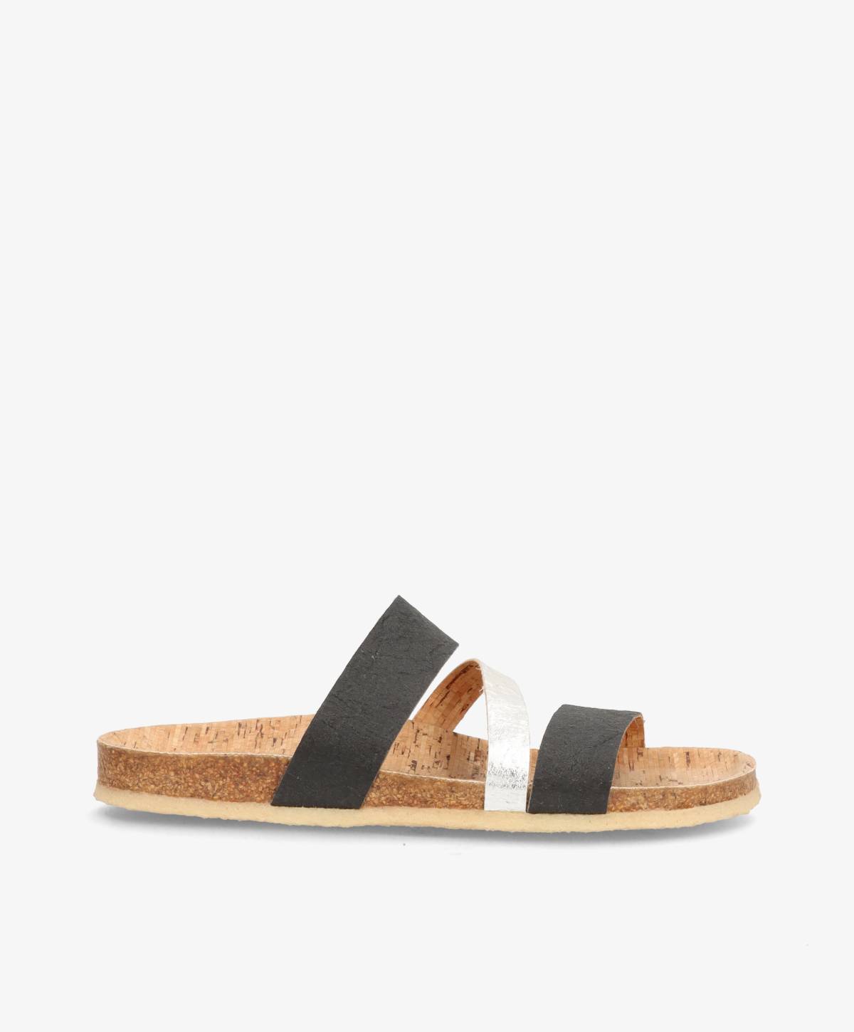 Sort og hvid sandal med korksål, set fra siden mod en hvid baggrund.