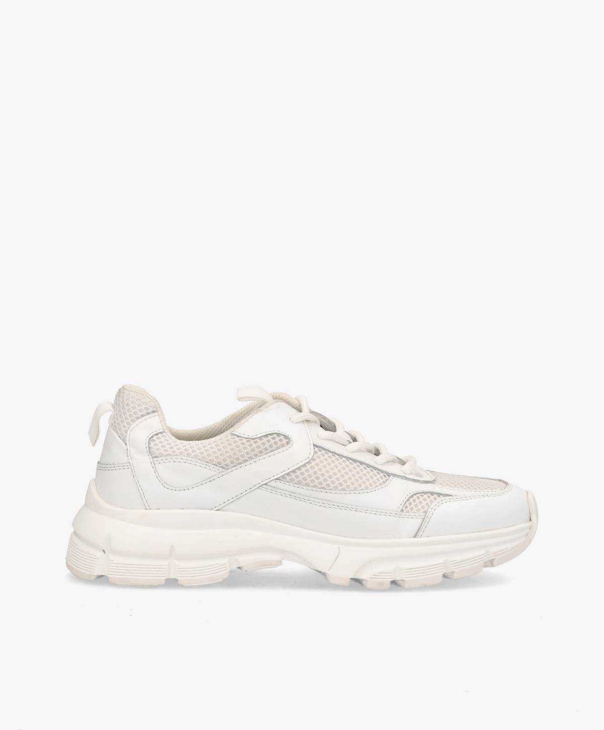 Hvid sneaker med tyk sål og netdetaljer, set fra siden mod en hvid baggrund.