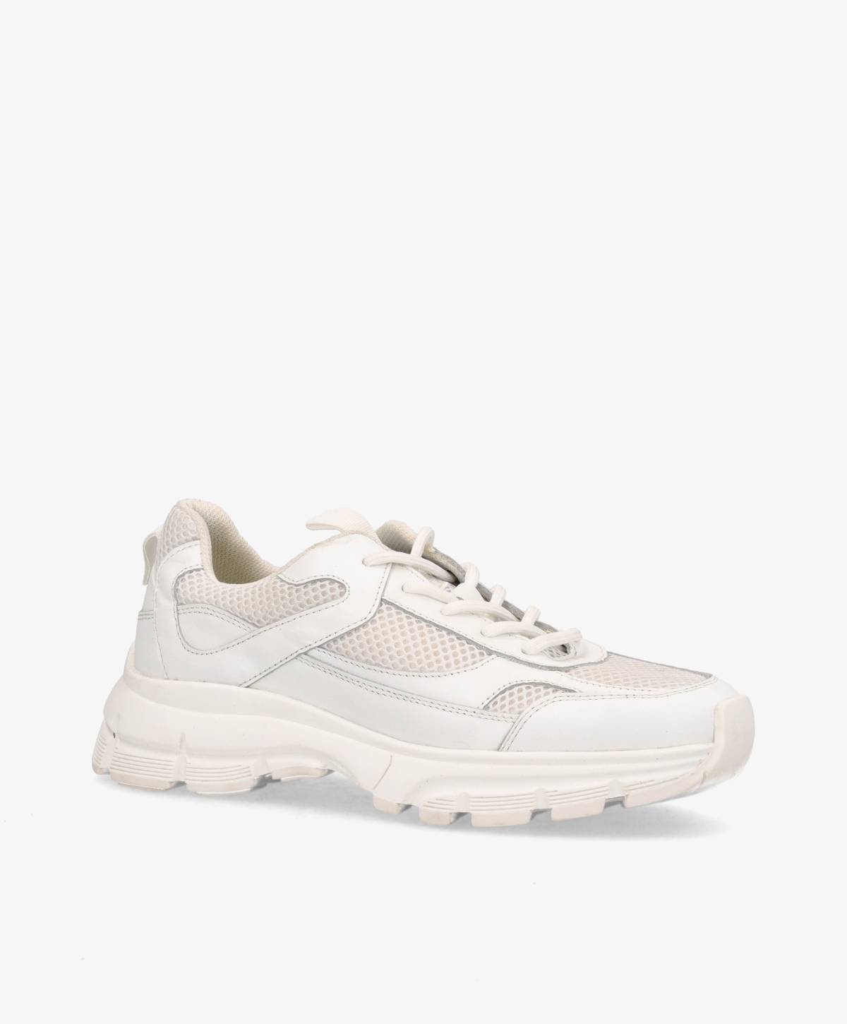 Hvid sneaker med netdetaljer og tyk sål, set fra siden mod en hvid baggrund.