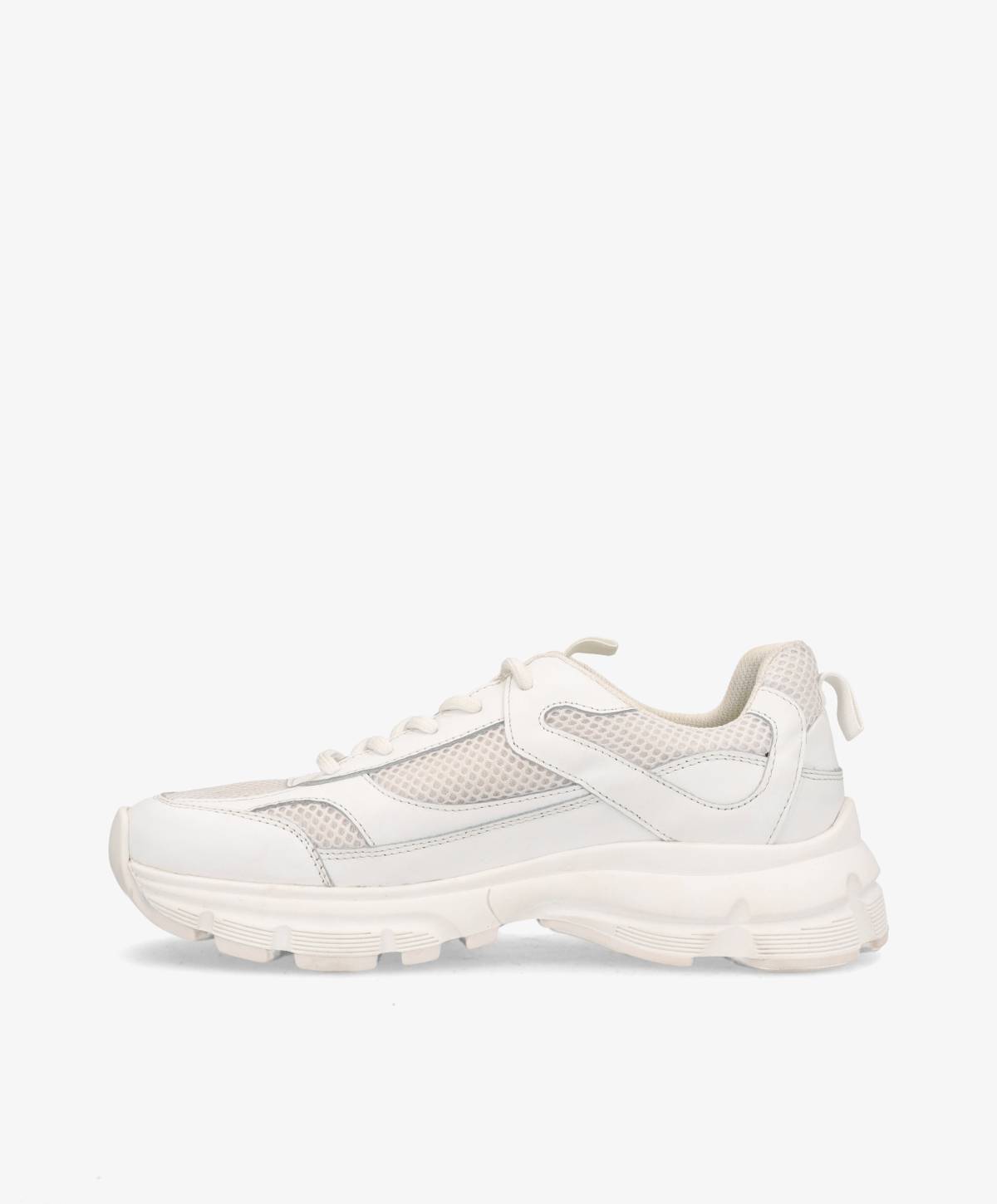 Hvid sneaker med tyk sål og netdetaljer på siden, set fra siden mod en hvid baggrund.