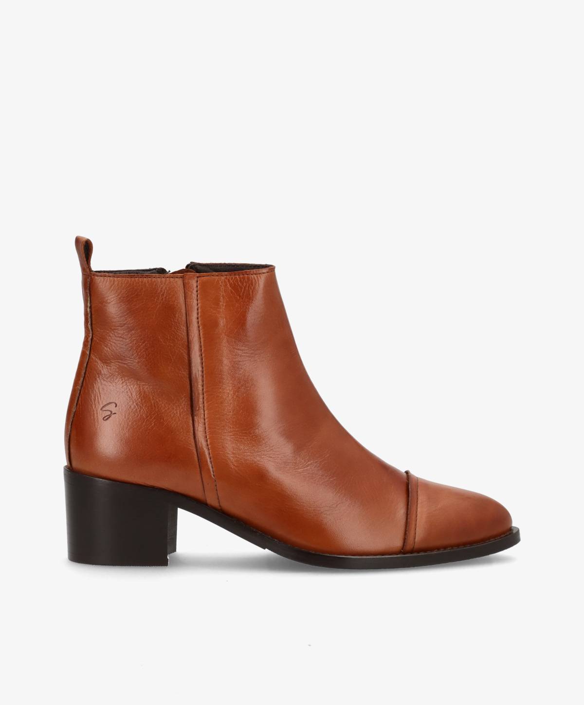 Skindstøvle i cognac fra Shoedesign Copenhagen med kort blokhæl.