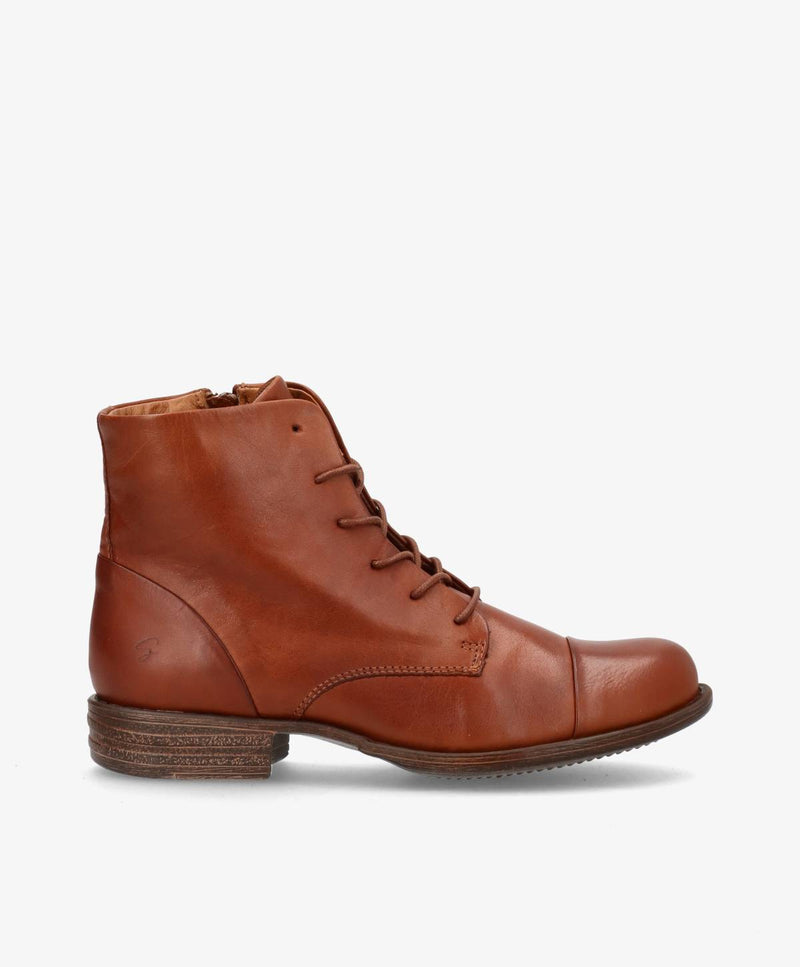 Cognac skindstøvle fra Shoedesign Copenhagen med snørebånd og lynlås.